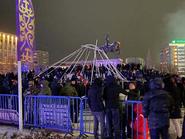 Протестующие в Актюбинске сооружают юрту, 4 января 2022 года