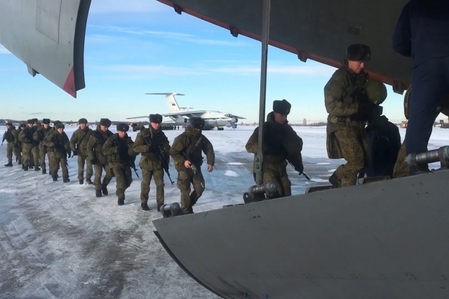 Отправка основных сил российского контингента миротворческих сил ОДКБ в Казахстан