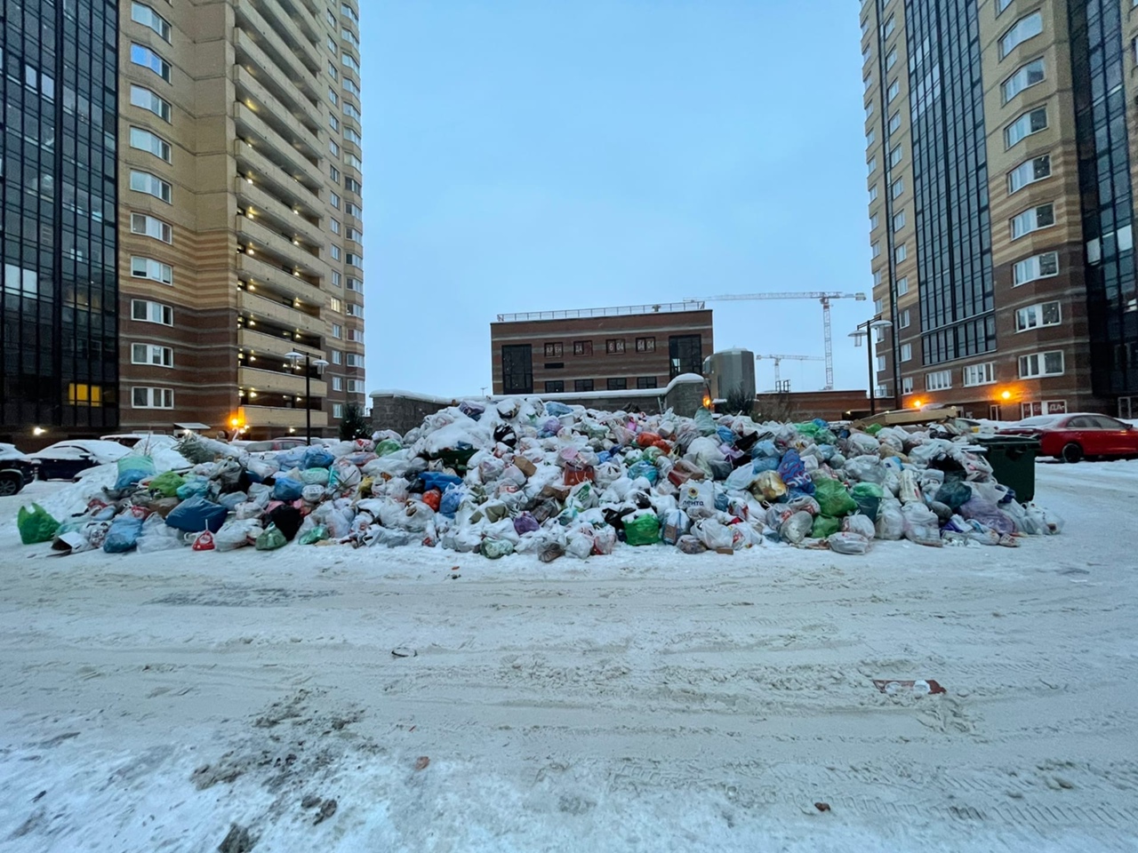 Жители ЖК на севере Петербурга жалуются на огромную свалку мусора