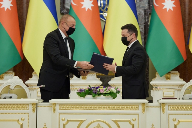 Президент Азербайджана Ильхам Алиев и президент Украины Владимир Зеленский 