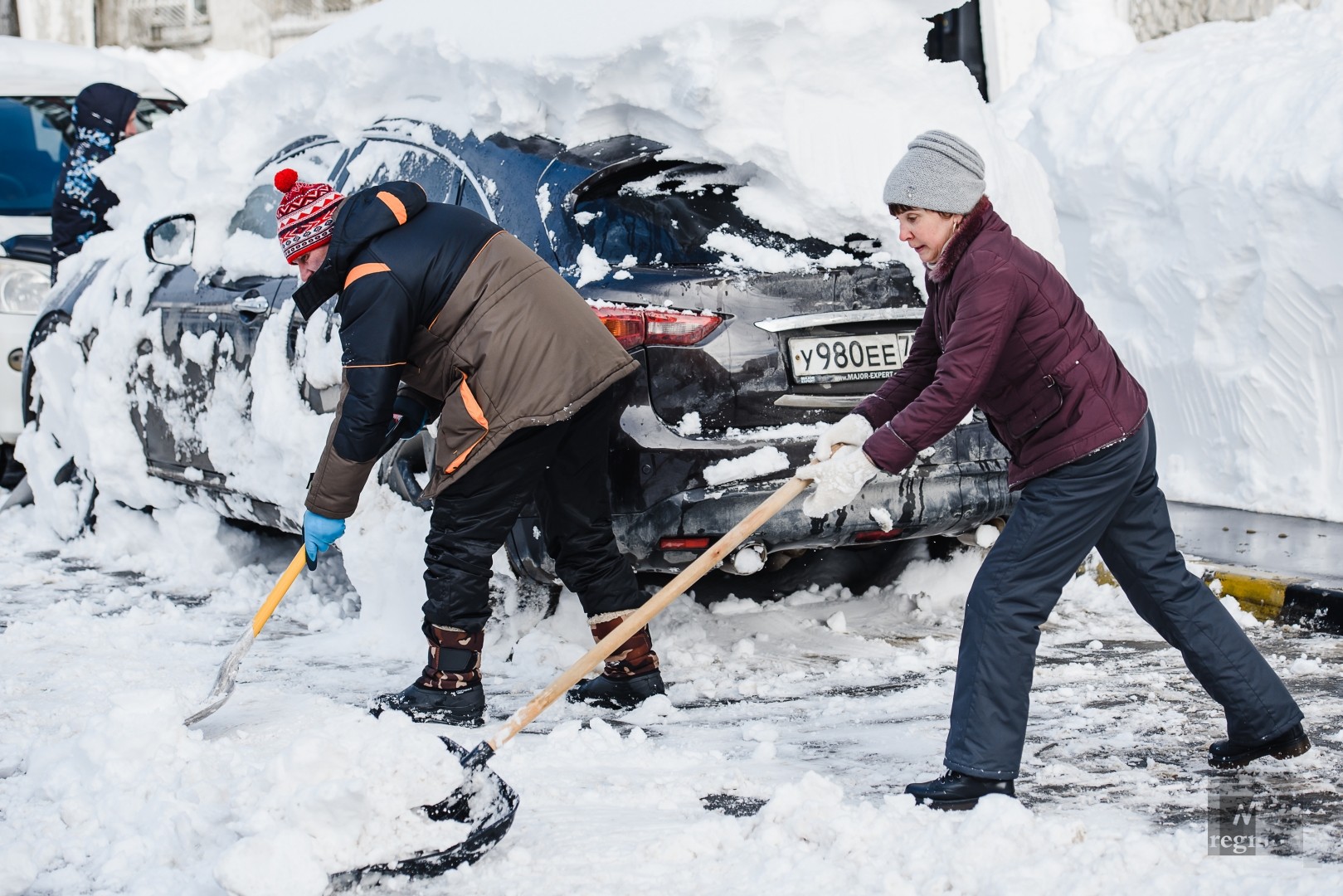 Местные жители совместными усилиями справляются с последствиями снегопада