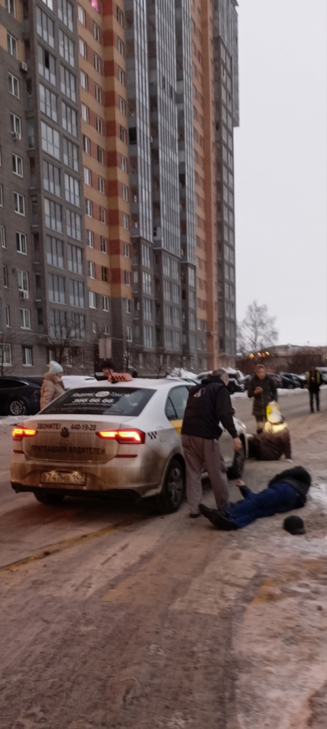 Таксист сбил двух человек в Ленобласти. (цитата группы «ВК» ДТП и ЧП | Санкт-Петербург | Питер Онлайн | СПб)