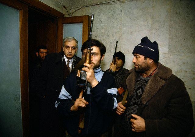 Президент Грузии Звиад Гамсахурдия в своем бункере под зданием парламента во время грузинского государственного переворота 1991-1992 годов 