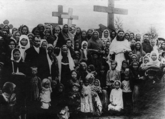 Группа женщин на могилах расстрелянных рабочих. 1912