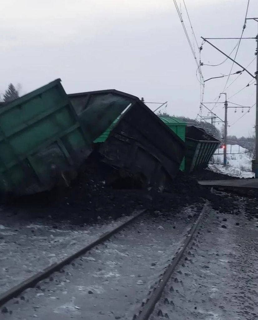 Названа причина схода грузовых вагонов с рельсов в Прикамье