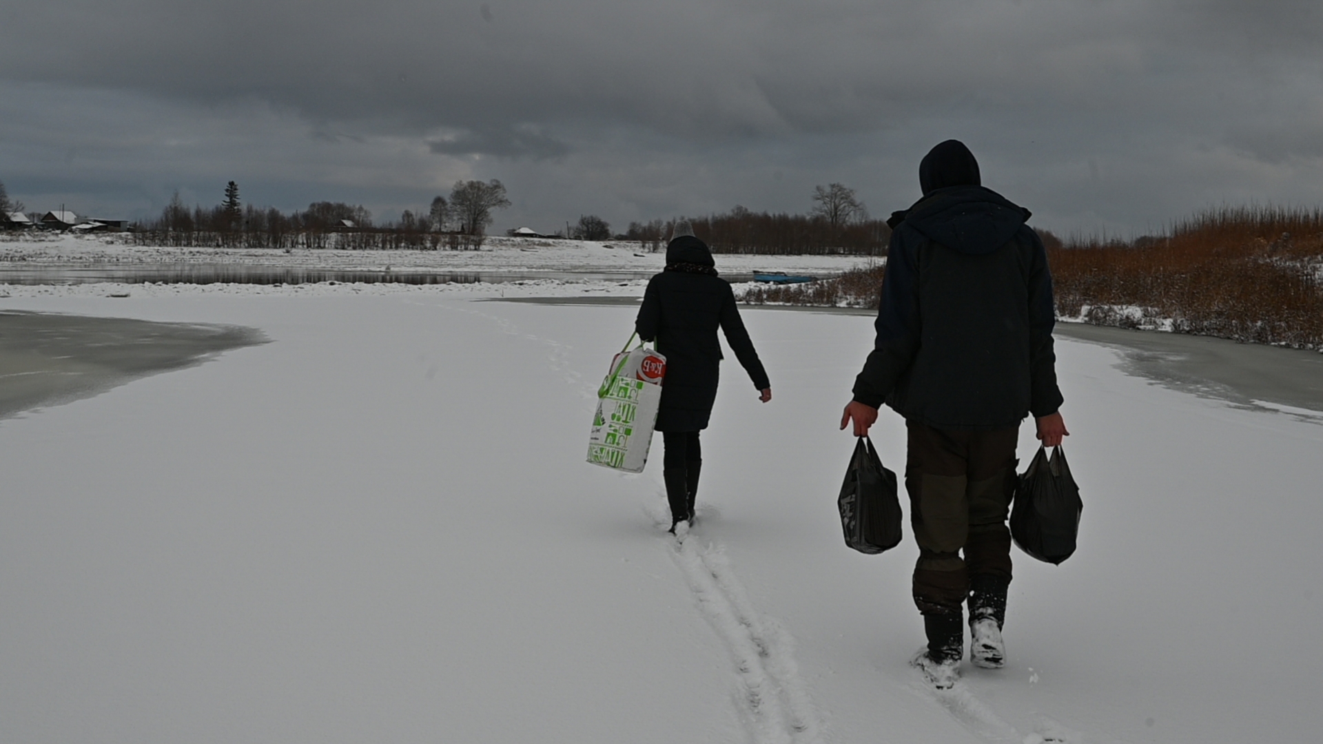 Сергей Волков с женой брата Анной возвращаются с продуктами из магазина 
