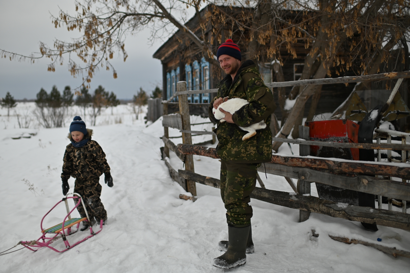 Алексей Волков с сыном Никитой возле своего дома. Волковы держат кроликов