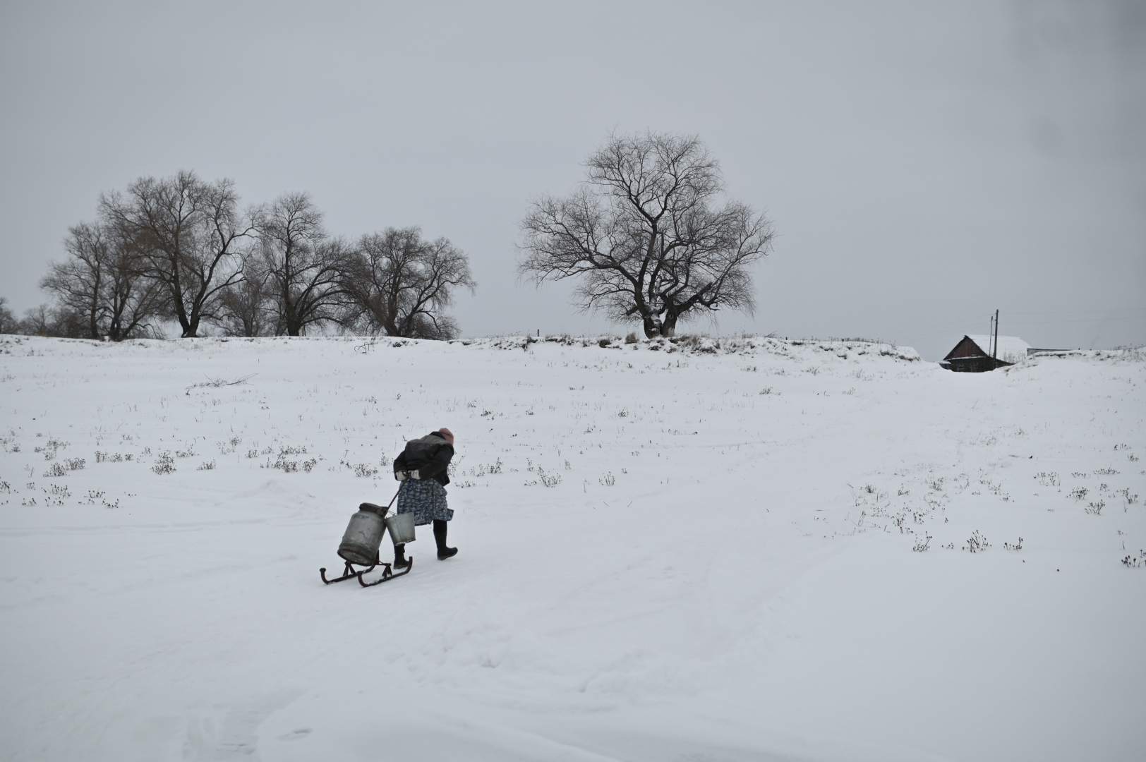 Жители поселка Копай за водой ходят на прорубь в Иртыше