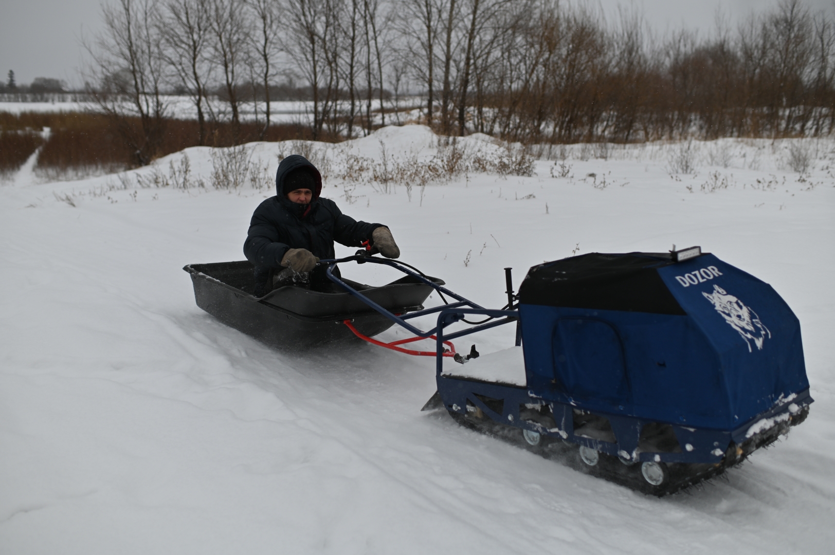 Зимой вместо лодки жители деревни часто используют «мотособак»