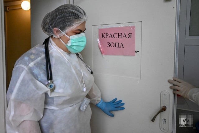 Медицинский работник в «красной зоне» детского ковидного отделения