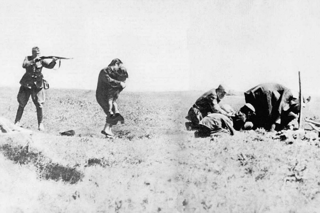 Фашист расстреливает мирное население