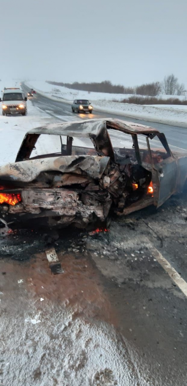 В Оренбуржье из-за ДТП сгорел автомобиль, есть пострадавшие