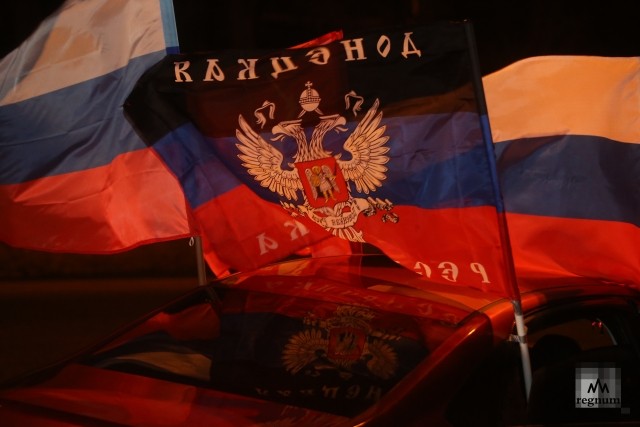 Флаги ДНР и России