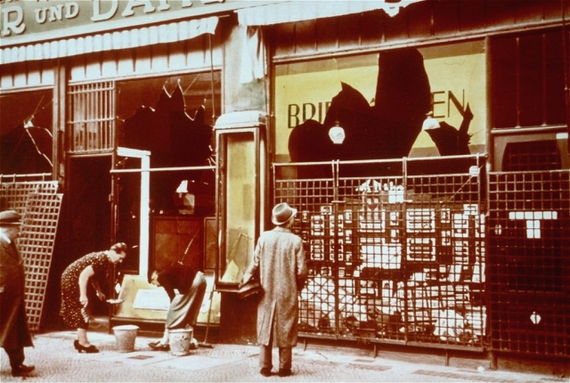 Разбитые витрины еврейских магазинов. Ноябрь 1938. Германия