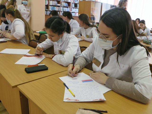  студенты писают Омские студенты-медики написали письма защищающим Россию военным