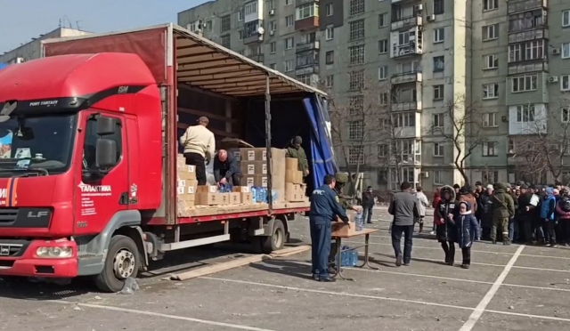 Раздача гуманитарной помощи в Мариуполе