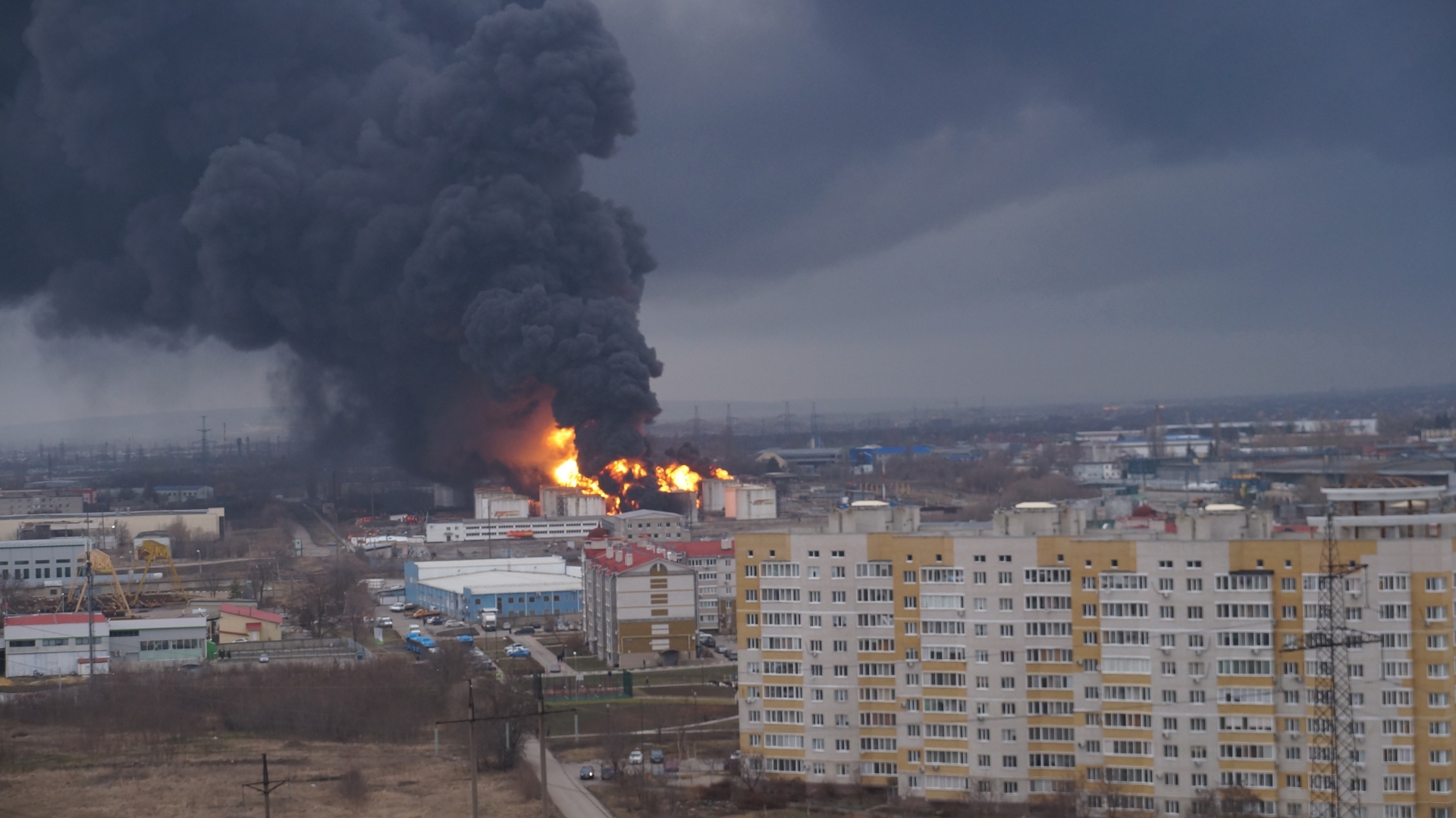 В Белгороде горит крупная нефтебаза — фото