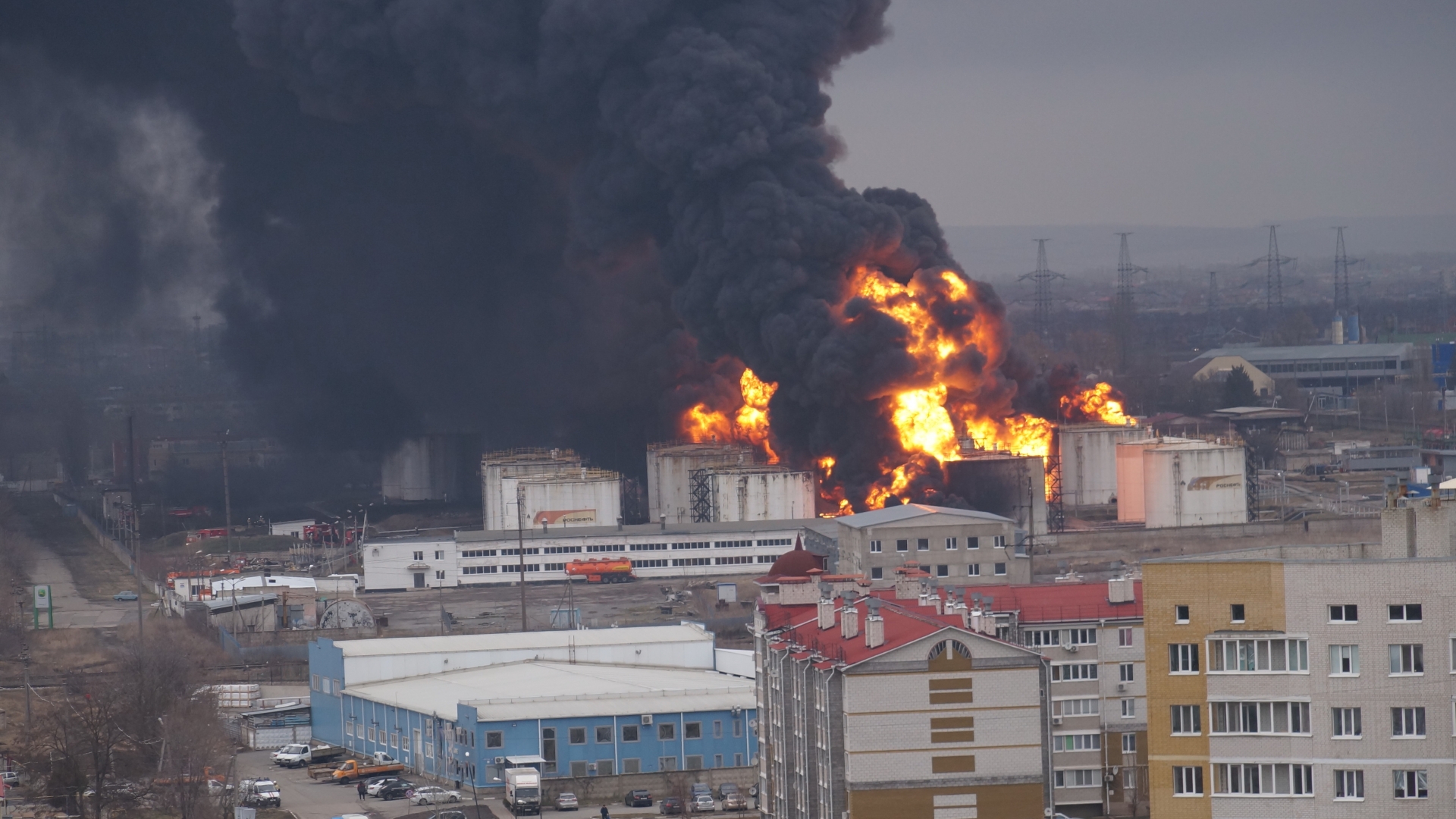 В Белгороде горит крупная нефтебаза — фото