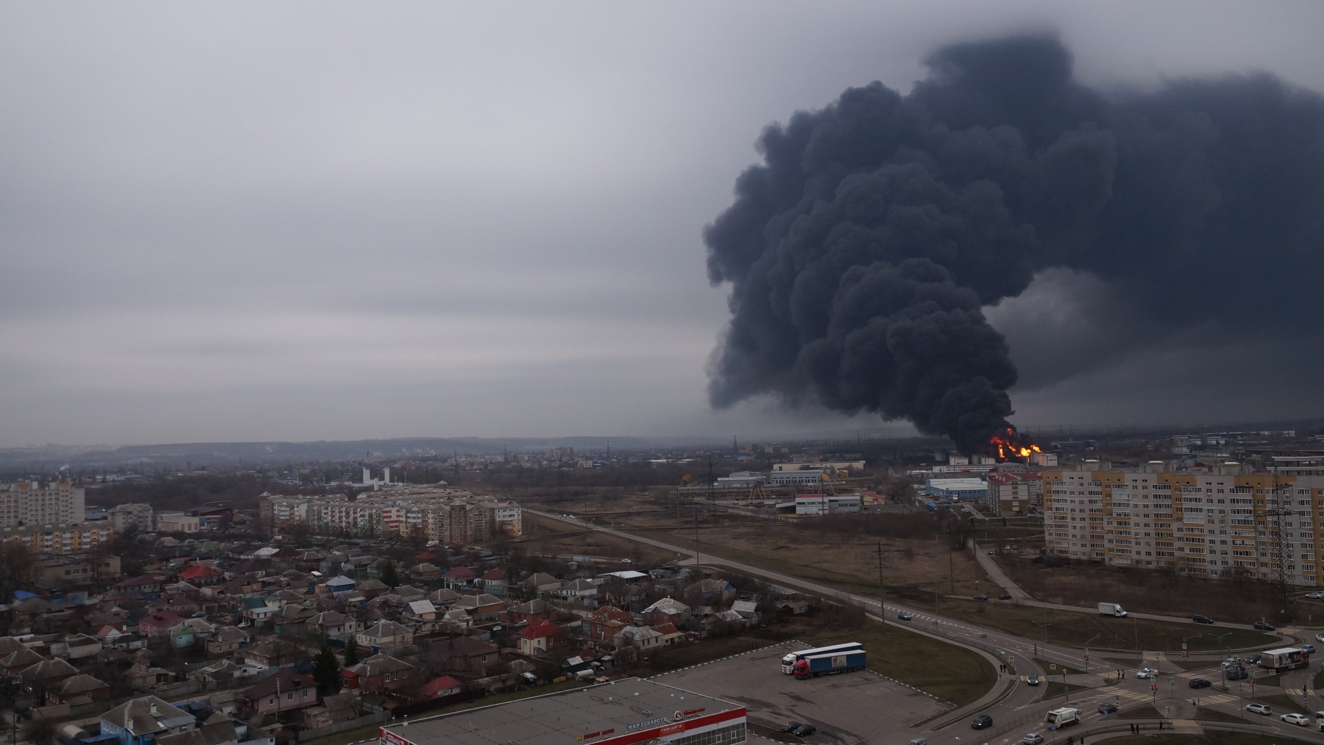 На нефтебазе в Белгороде после ударов ВСУ начаты восстановительные работы