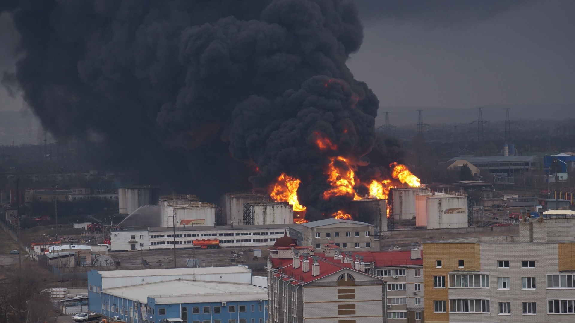 В Белгороде локализовали пожар на нефтебазе