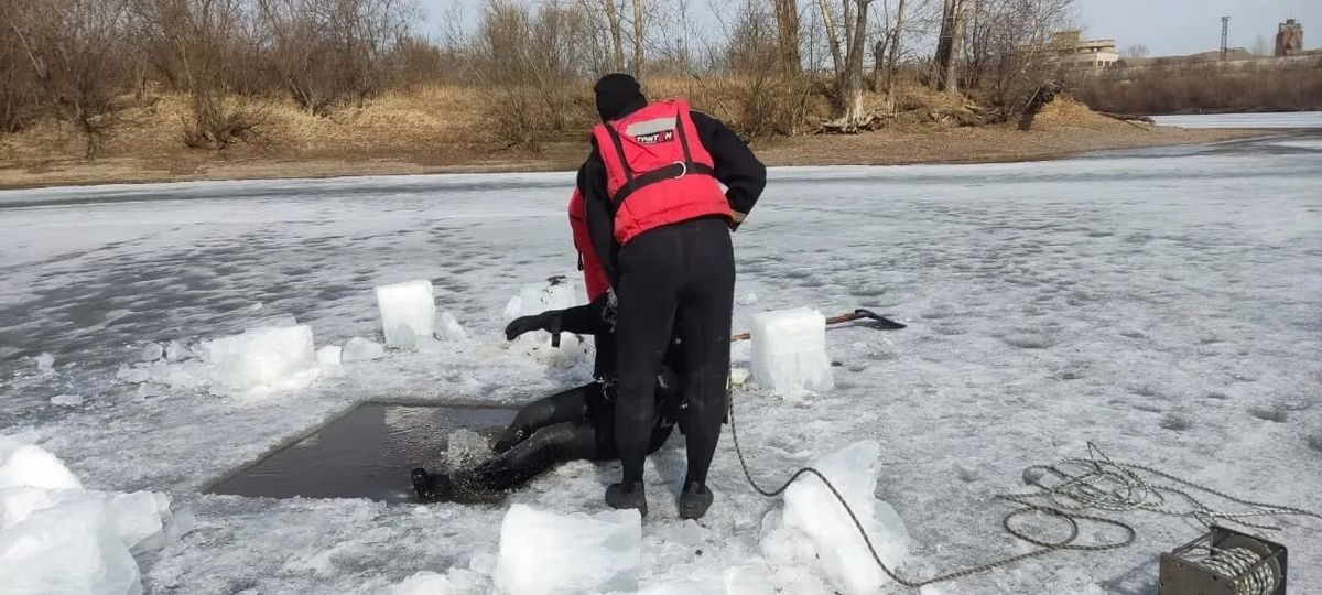 Утонул апрель. Лед. Красноярский край утонули девочки льду. Девочка провалилась под лед.