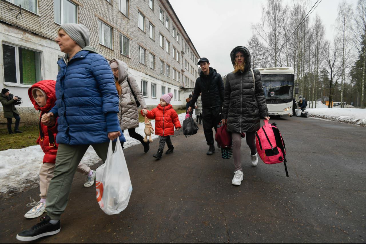 В Тихвин Ленинградской области прибыл эшелон с беженцами из Мариуполя