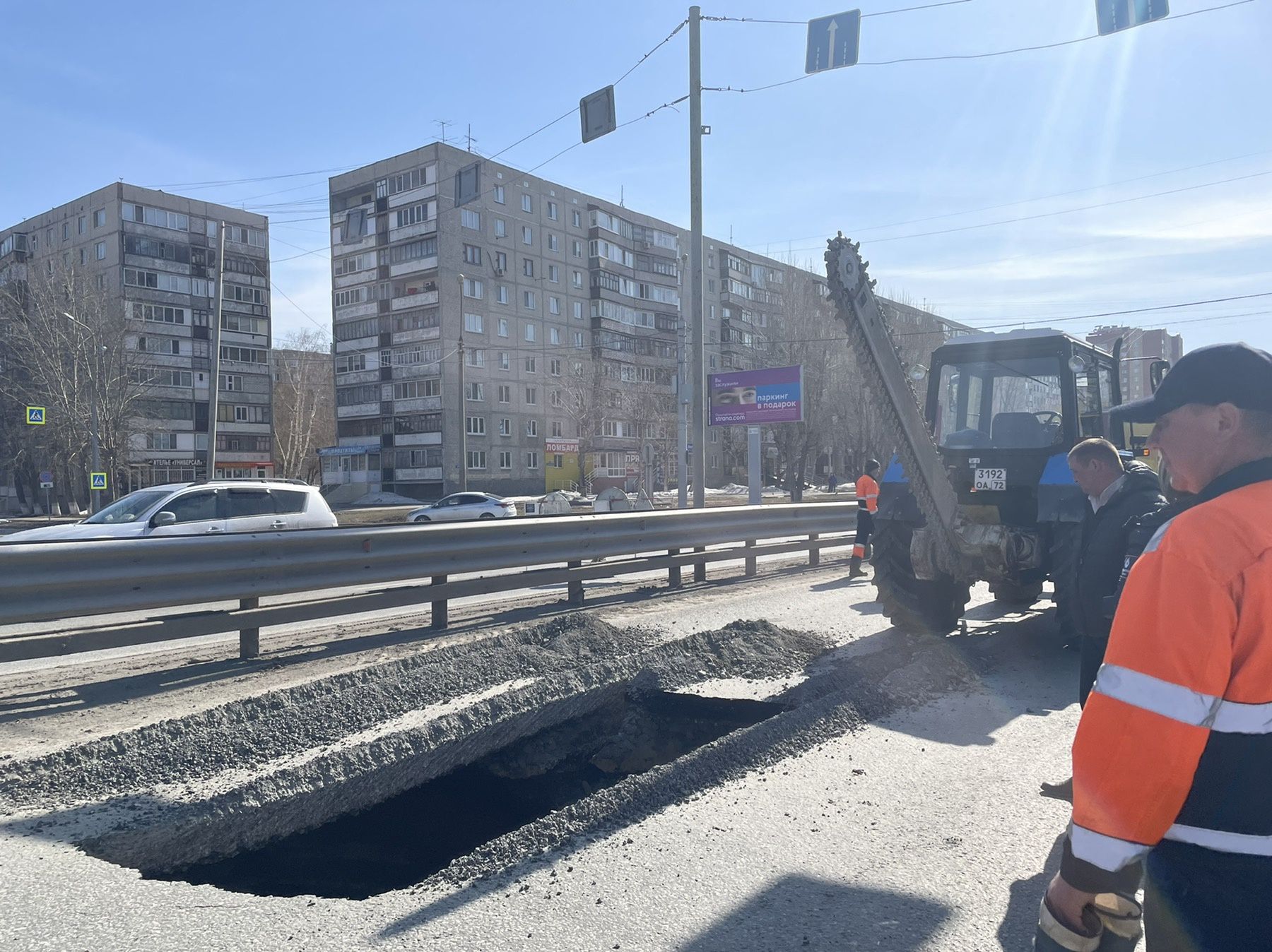 Провал на ул. Пермякова в Тюмени ликвидируют через несколько дней