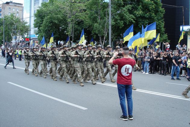Батальон «Азов» (организация, деятельность которой запрещена в РФ) на параде в Мариуполе, 2021