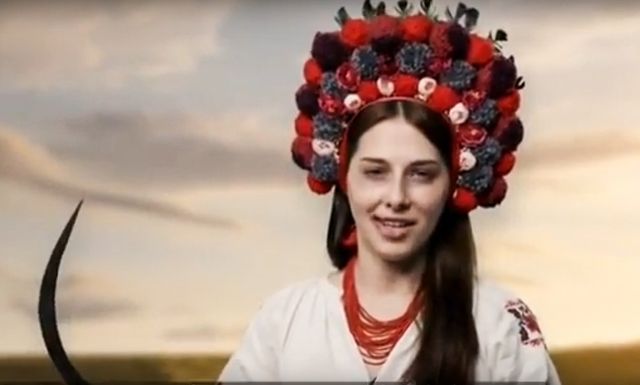 Адрианна Курилец с серпом