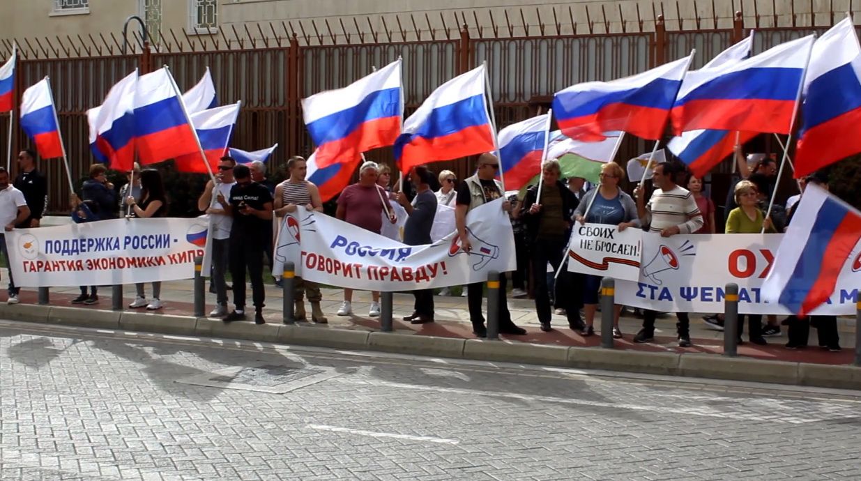 Страны выразившие поддержку россии. Митинг в поддержку России. Манифестации в Европе в поддержку России. Поддержка России. Митинги в Европе в поддержку России 2022.