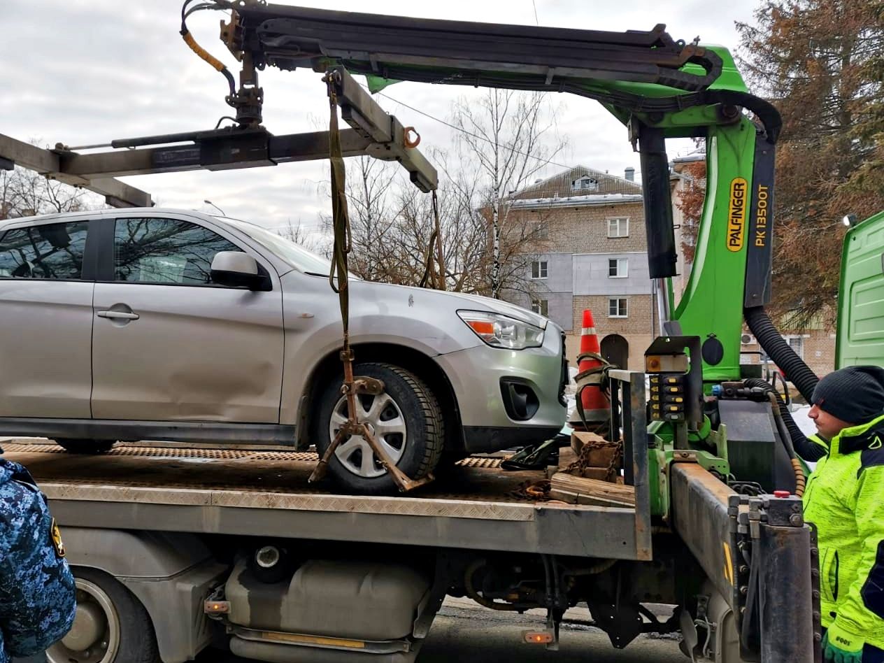 Приставы обнинск. Автомобиль. Штрафстоянка Калуга. 1000 Машин. Автомобиль транспортное средство.