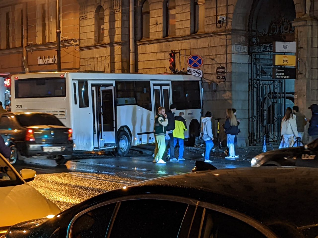 Начата проверка по факту въезда автобуса в дом в Петербурге