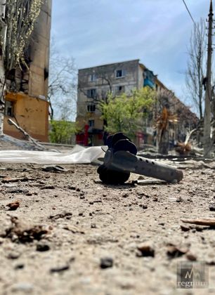 Осколок снаряда на улице Мариуполя
