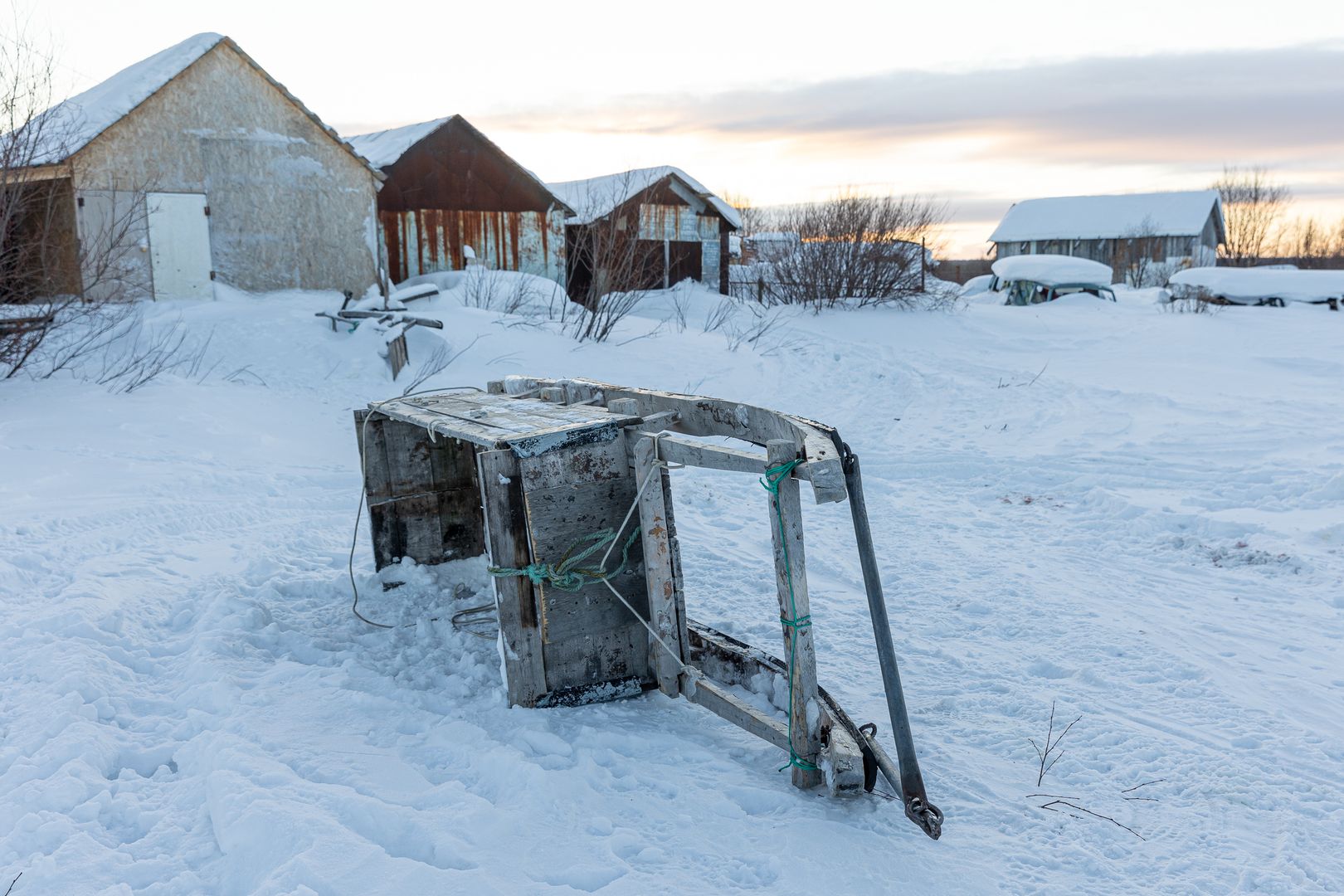 Обратная сторона села, где расположены гаражи, в которых местные держат снегоходы и прочий необходимый инвентарь.