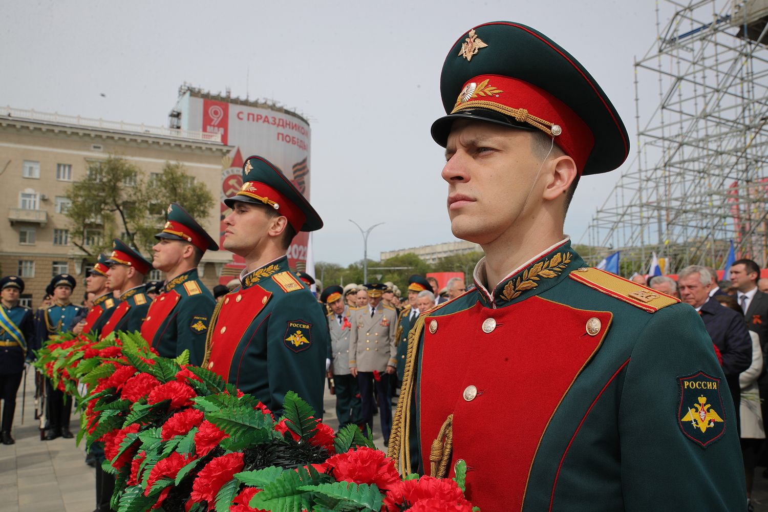 К стеле на Театральной площади Ростова-на-Дону возложили гирлянду Славы