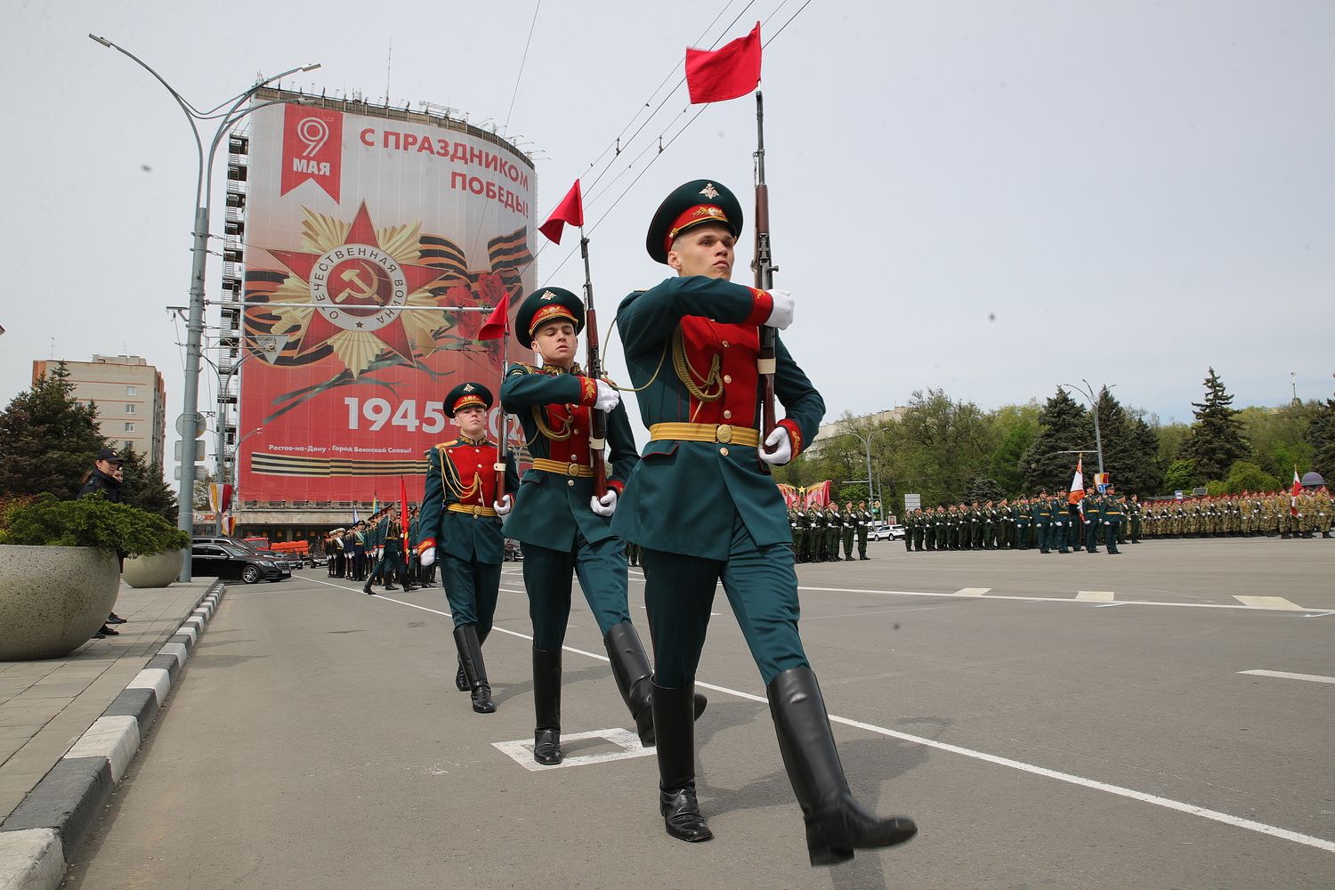 К стеле на Театральной площади Ростова-на-Дону возложили гирлянду Славы