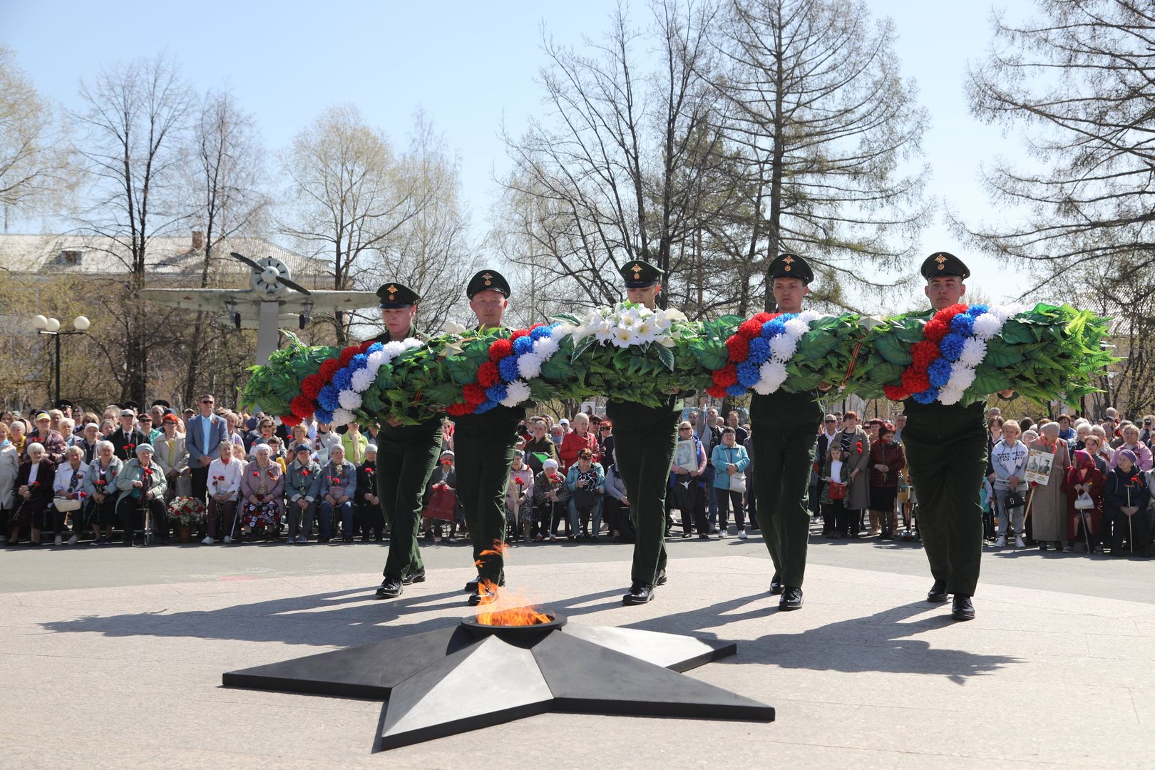 Парад 9 мая верхняя пышма. Парад Победы в верхней Пышме 2022. Верхняя Пышма парад Победы 2022 9 мая-. 9 Мая верхняя Пышма. Мемориал Журавли верхняя Пышма.