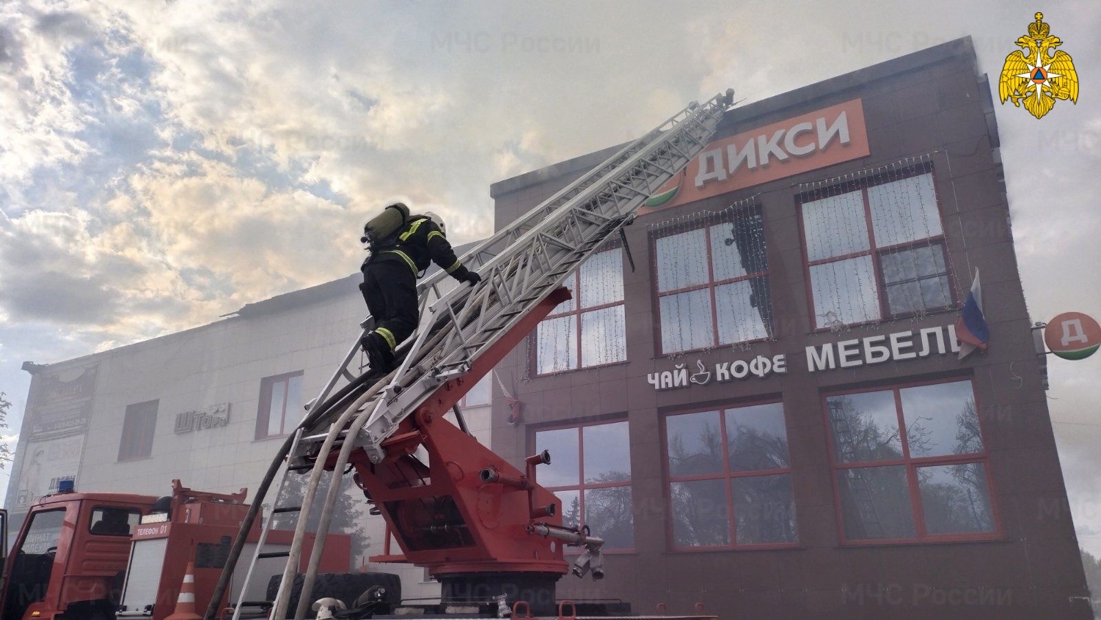 В городе Жуковка Брянской области в торговом центре произошел пожар