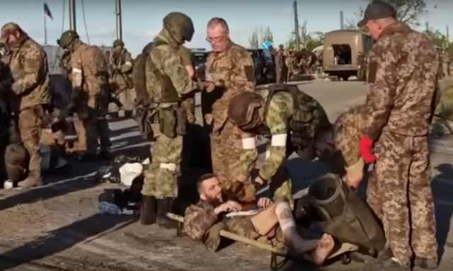 Боевики нацбата «Азов» (организация, деятельность которой запрещена в РФ) с «Азовстали» сдаются российским военным