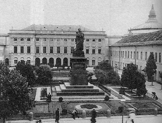 Памятник Паскевичу перед губернаторским дворцом в Варшаве
