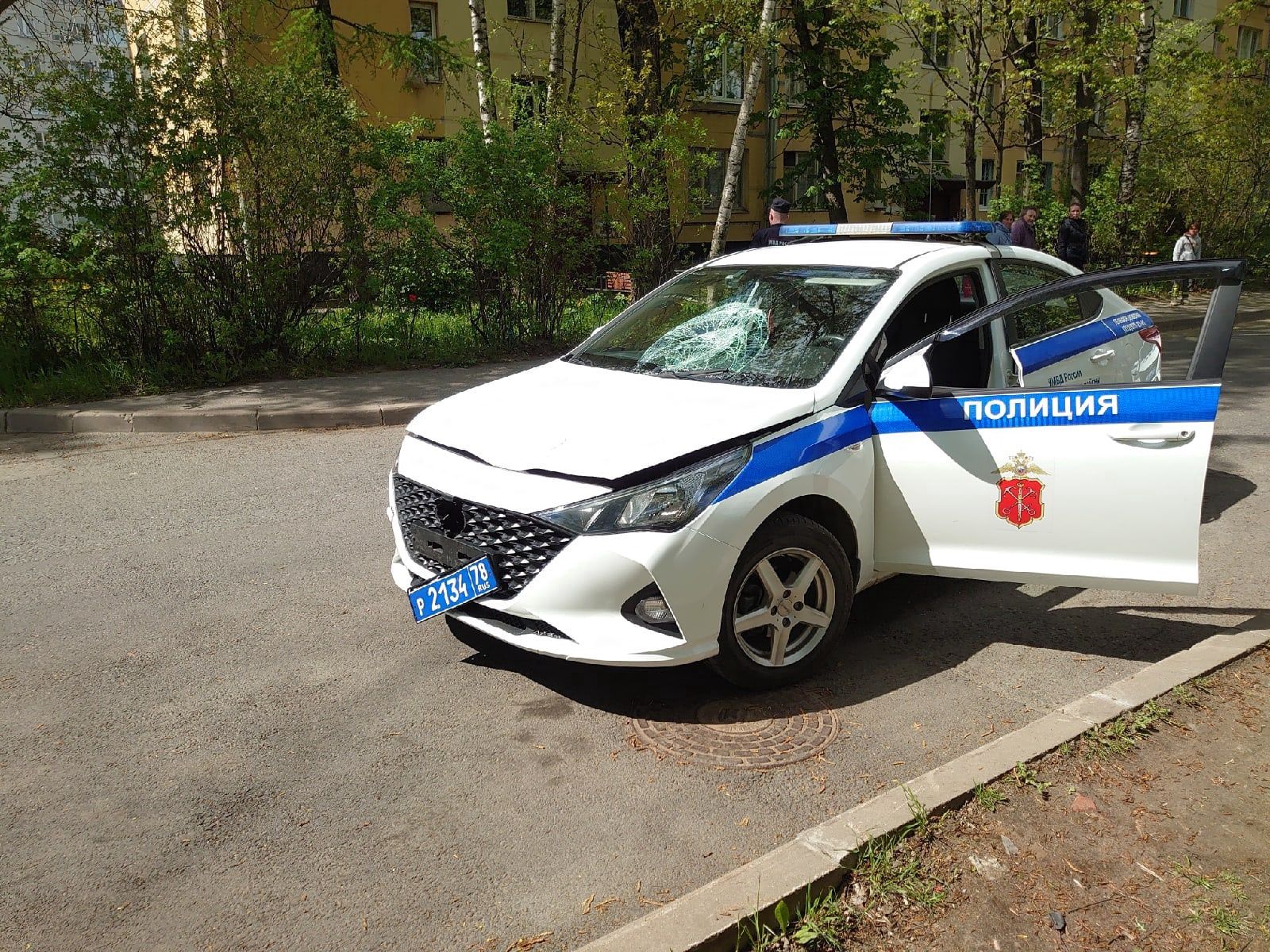 Патрульный автомобиль полиции сбил девушку в Петербурге