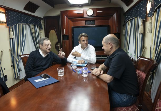 Президент Франции Эммануэль Макрон, канцлер Германии Олаф Шольц и премьер-министр Италии Марио Драги в поезде