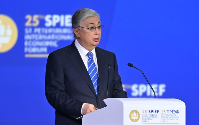Президент Казахстана Касым-Жомарт Токаев на пленарном заседании XXV Петербургского международного экономического форума