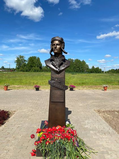 Памятник герою Великой Отечественной войны Дмитрию Рябову