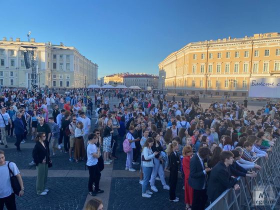 Выпускники собираются на Дворцовой площади перед началом праздника