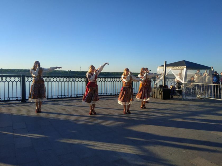 Праздник на набережной. Масленичные гуляния фото. Человек стоит на набережной. Красная пристань новодвинская крепости архангельск. Праздник на набережной.