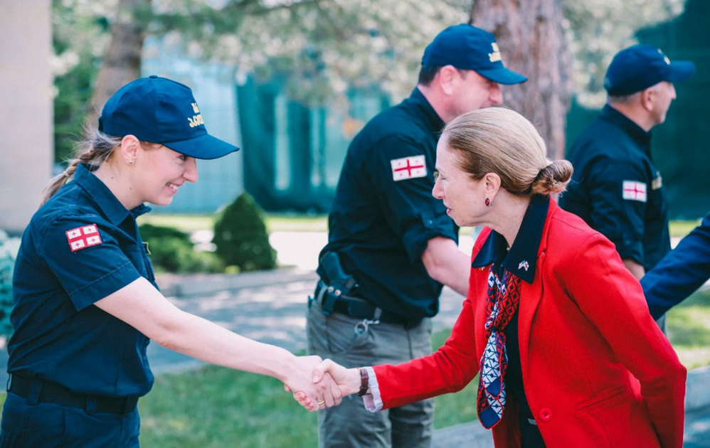 Police ge. Девушка полицейский. Девушки полицейские России. Полиция Америки. Полицейские в Грузии.