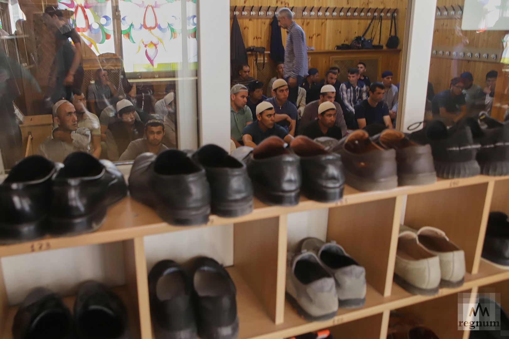 При входе в мечеть прихожане снимают обувь