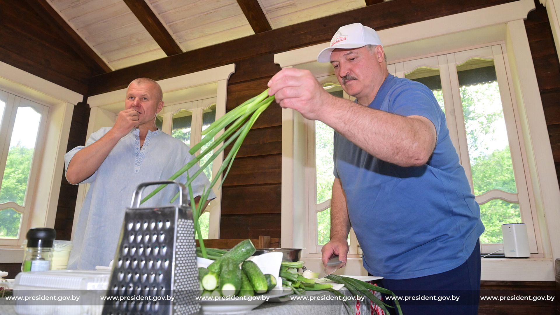 Лукашенко угостил космонавта Новицкого салатом «Молодость. Антиковидный»