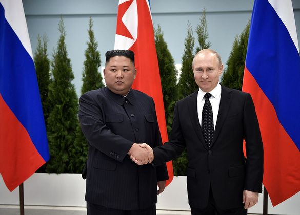 Президент России Владимир Путин и председатель Государственного совета КНДР Ким Чен Ын
